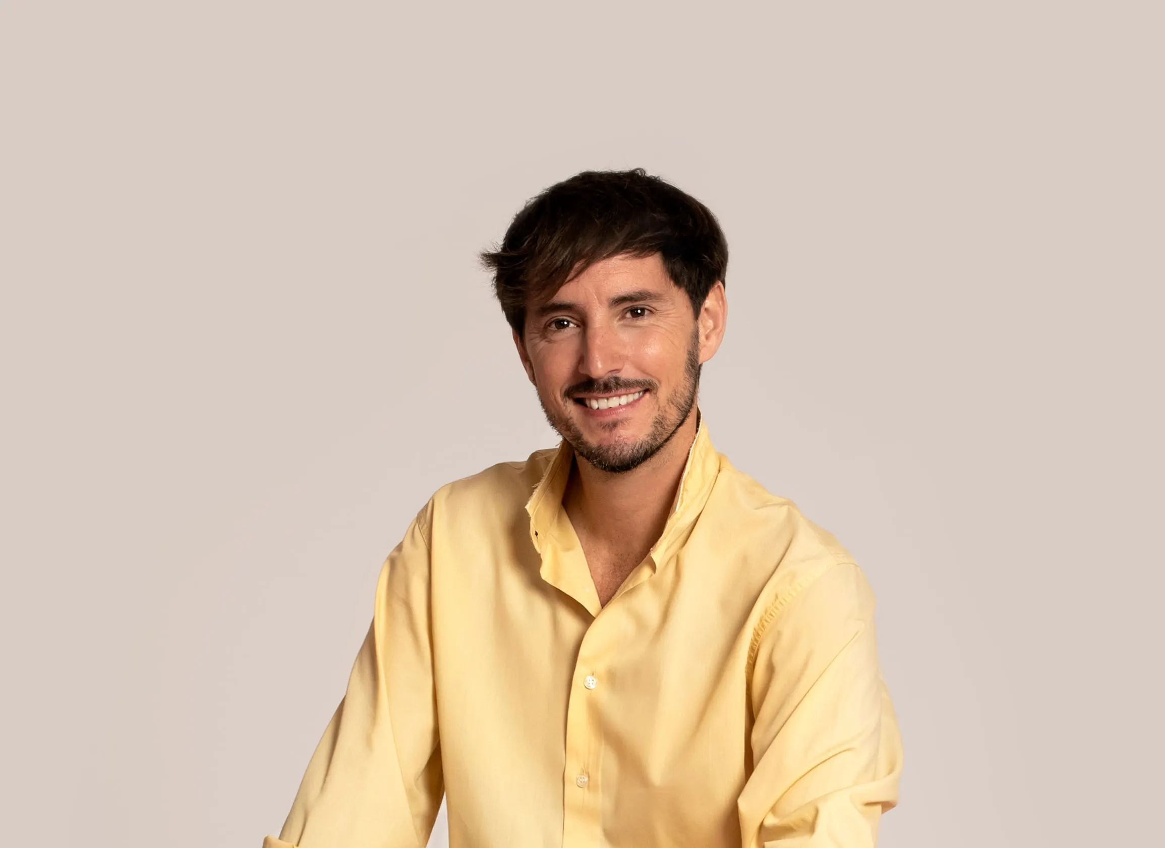 Bernardo Rivera con camisa amarilla