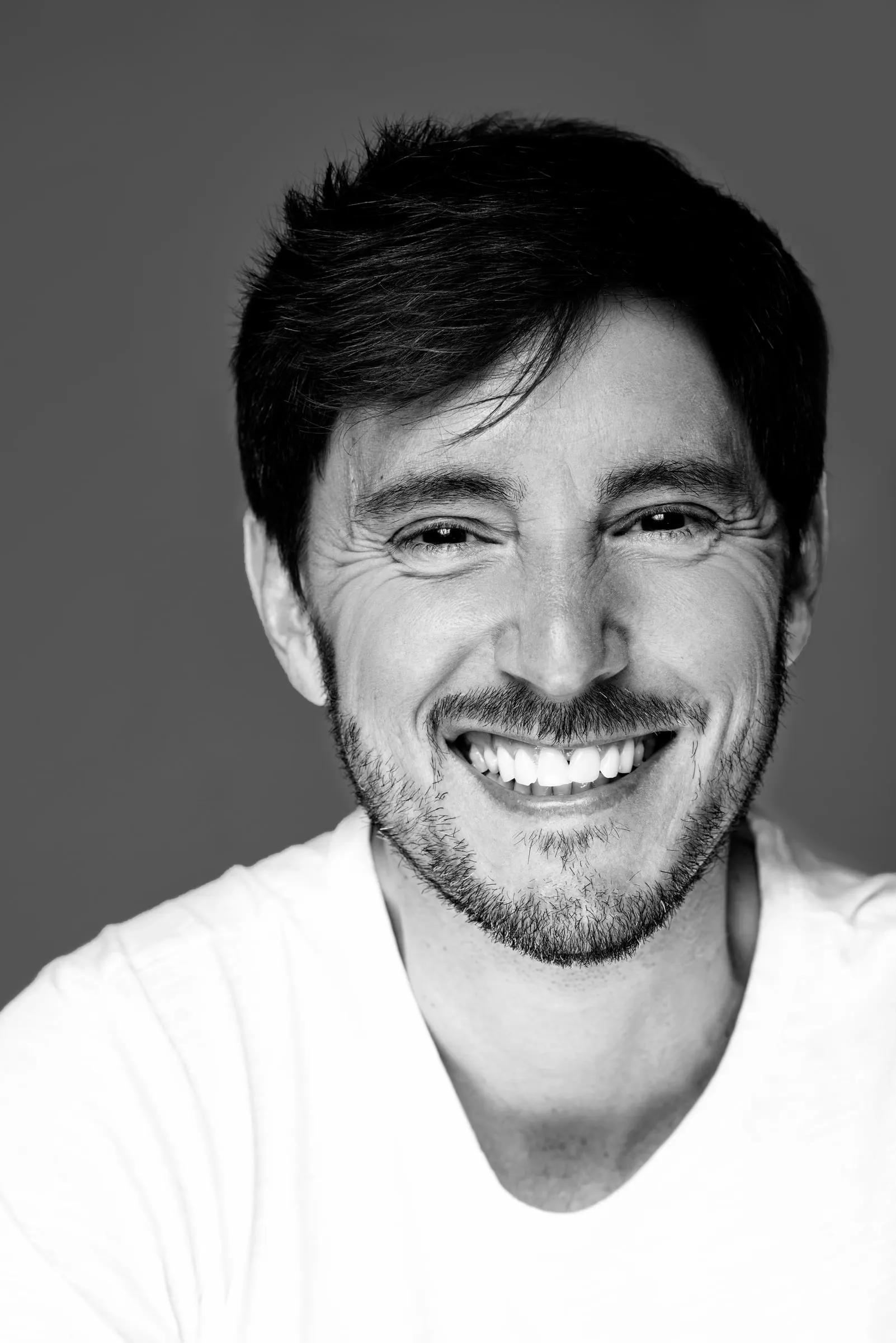 Bernardo Rivera, actor, en blanco y negro sonriendo