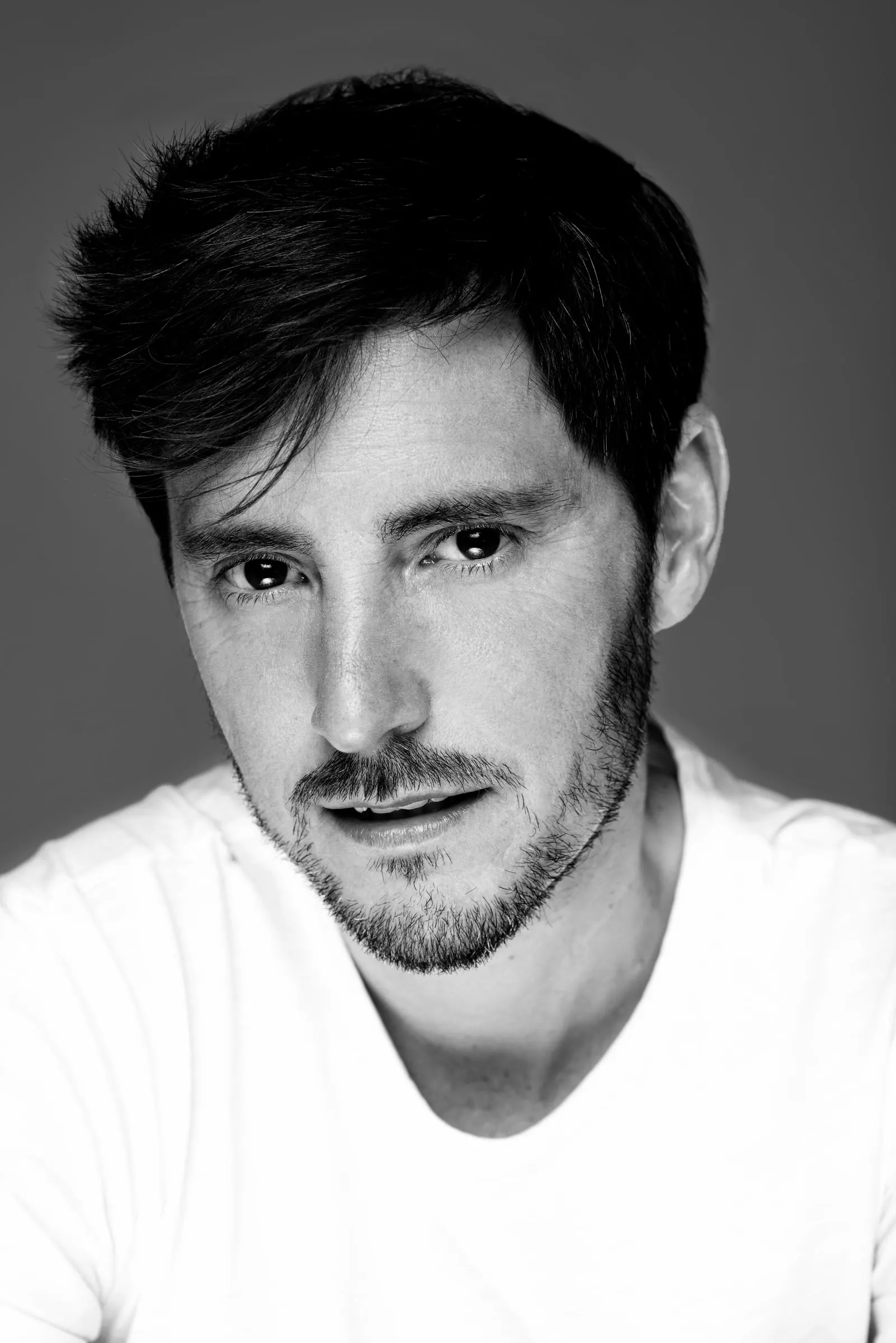 Bernardo Rivera, actor, en blanco y negro con camiseta blanca