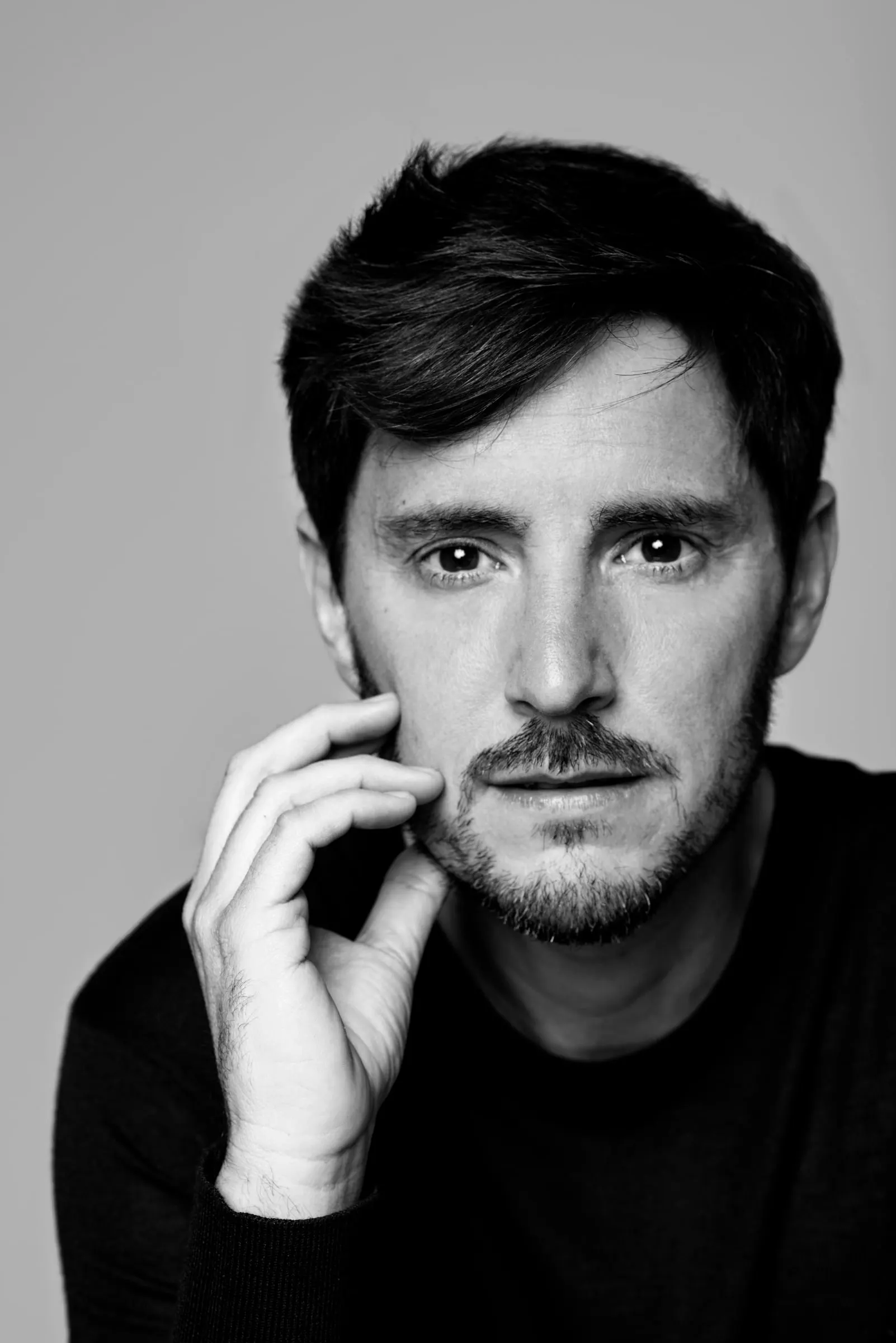 Bernardo Rivera en blanco y negro, mano en la barbilla