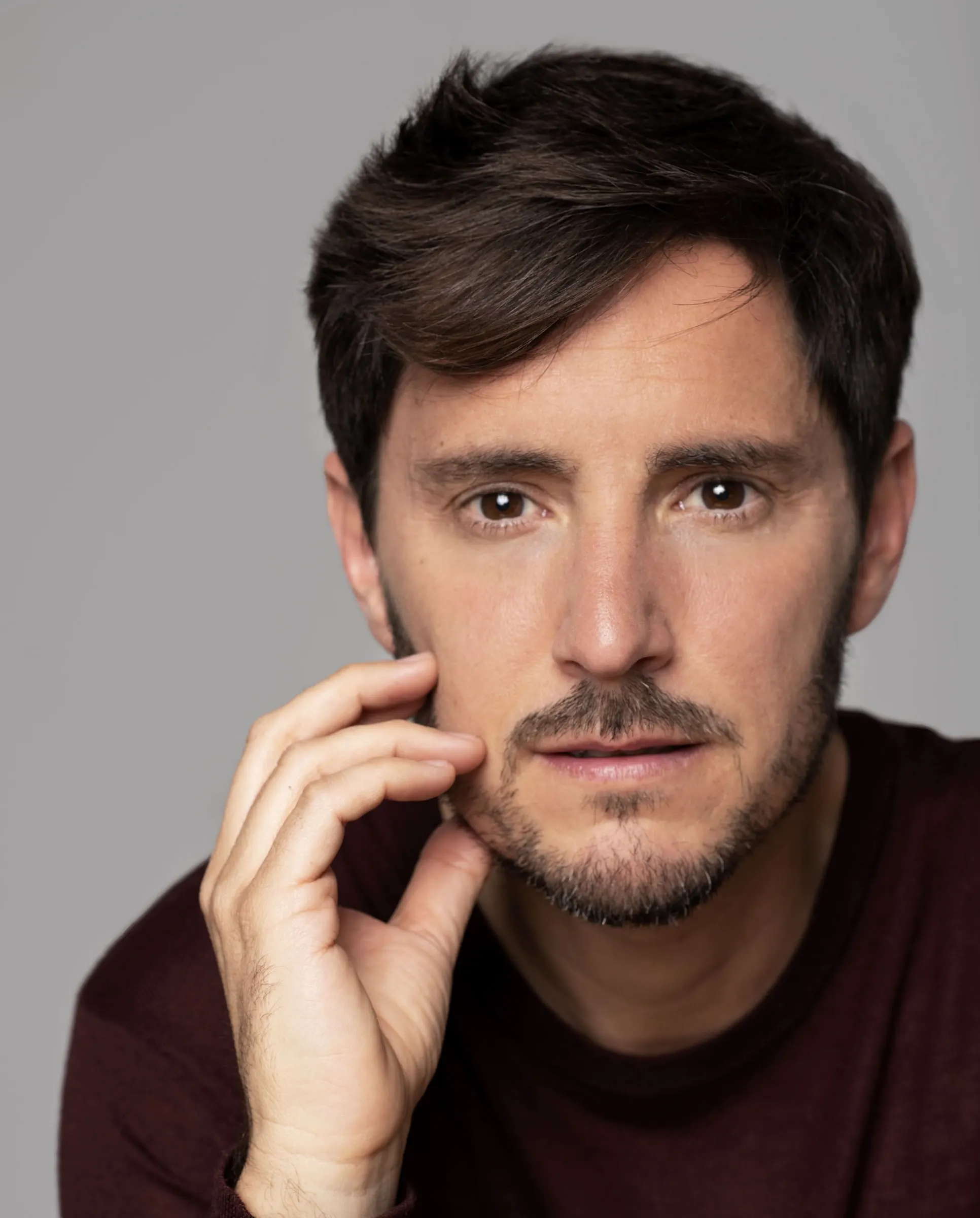 Bernardo Rivera, actor, con jersey granate, mano en la barbilla