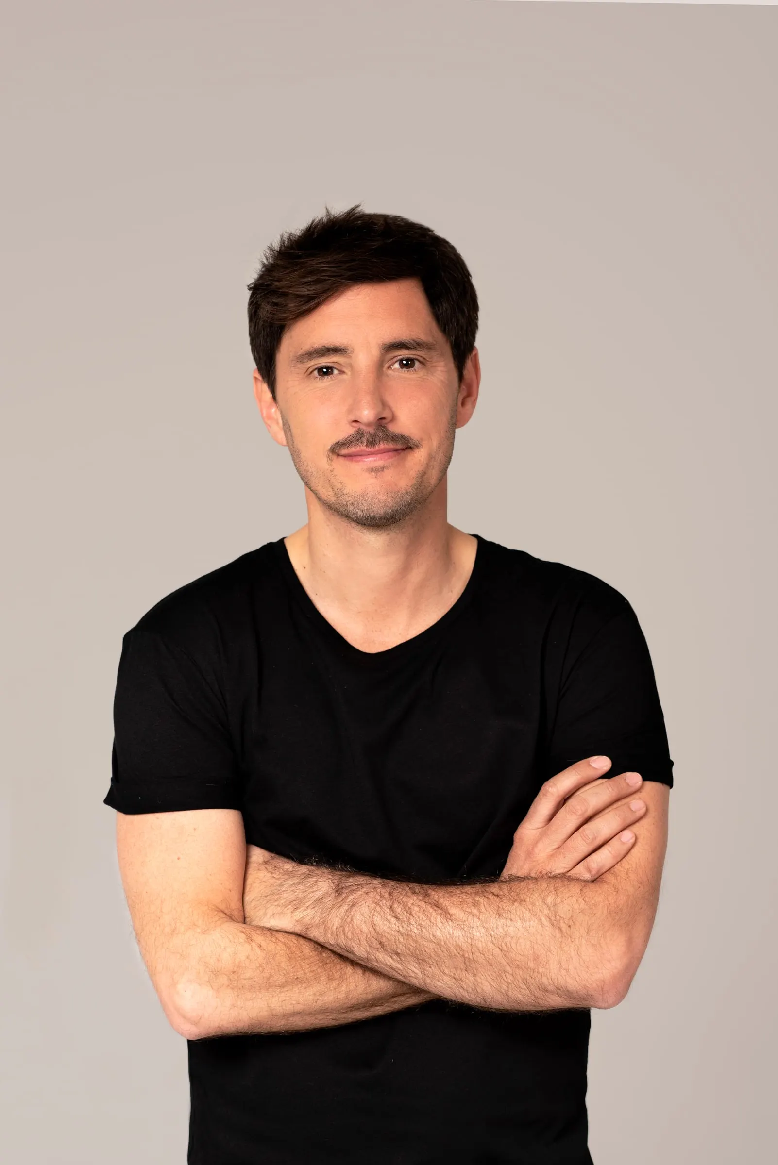 Bernardo Rivera, actor, plano medio con camiseta negra