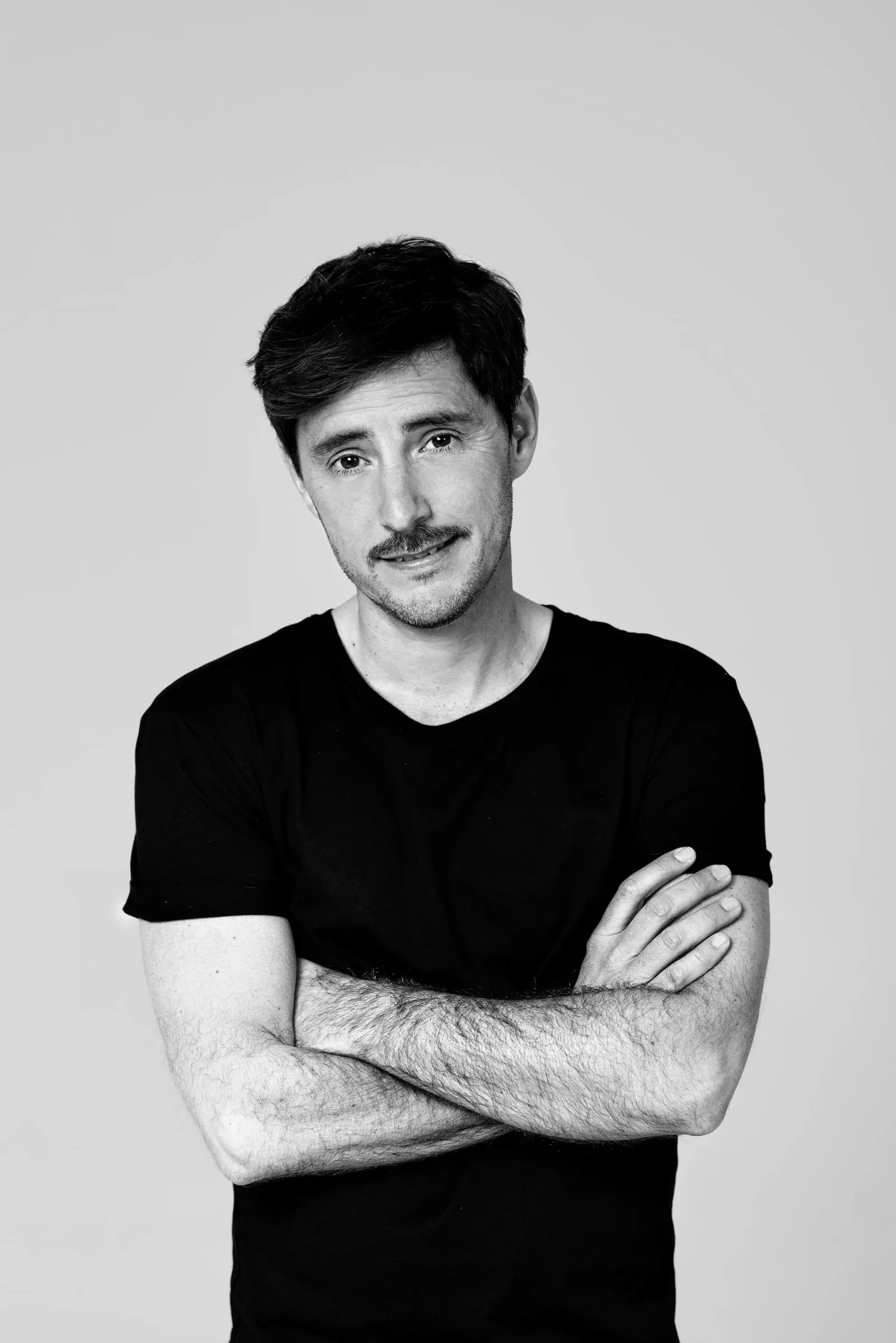 Bernardo Rivera, actor, en blanco y negro con camiseta negra