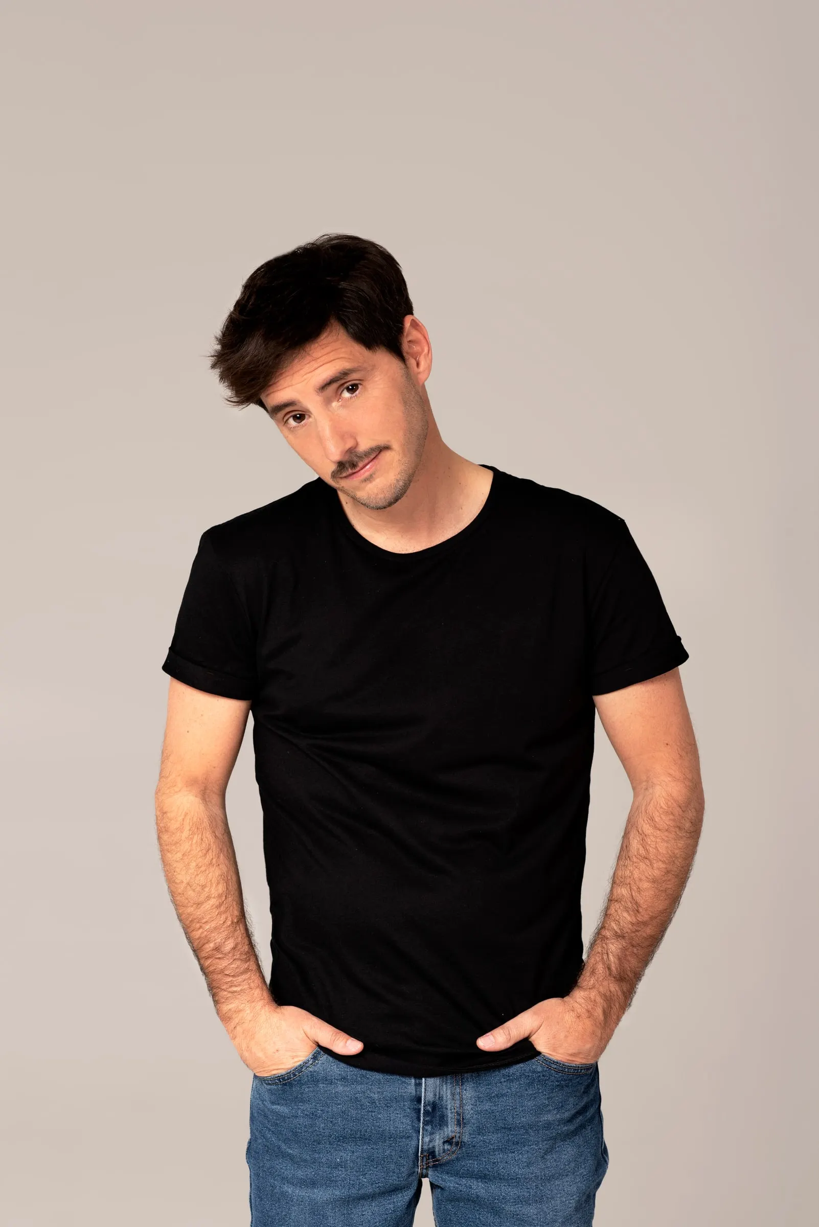 Bernardo Rivera, actor, de cuerpo entero con camiseta negra