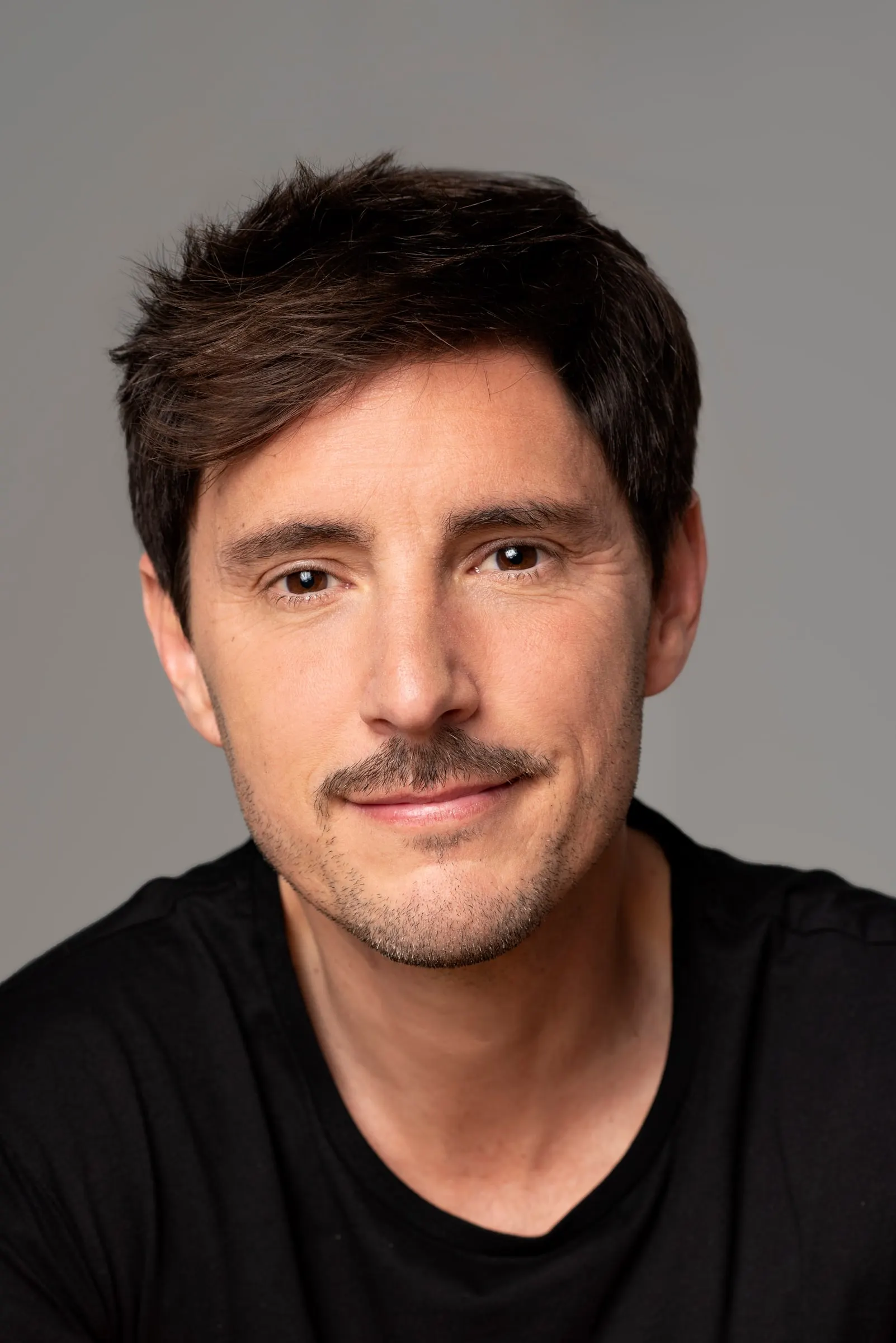 Bernardo Rivera, actor, primer plano con camiseta negra