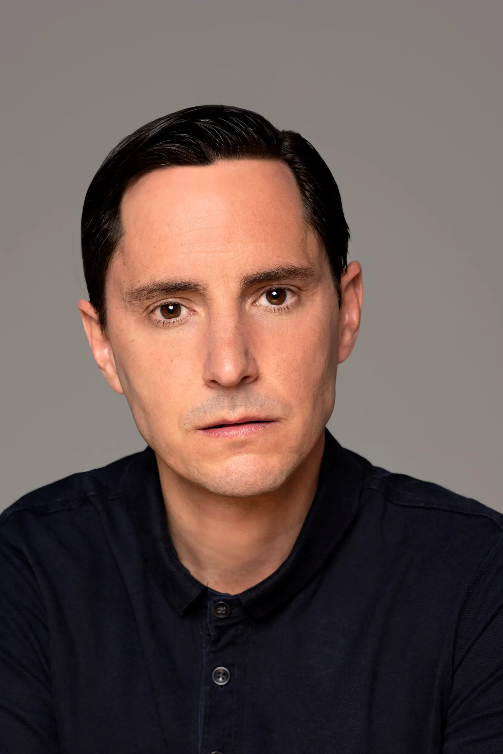 Bernardo Rivera, actor, primer plano con polo oscuro