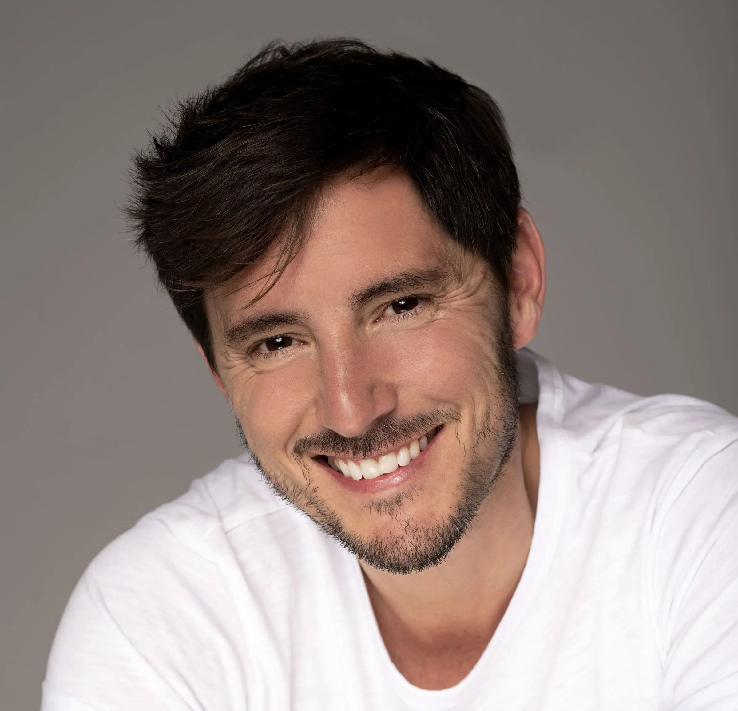 Bernardo Rivera, actor, foto de currículum sonriendo con camiseta blanca