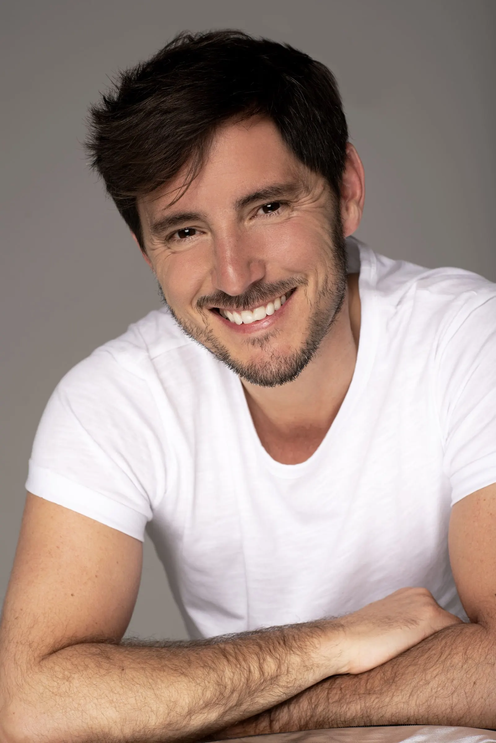 Bernardo Rivera, actor, sonriendo con camiseta blanca
